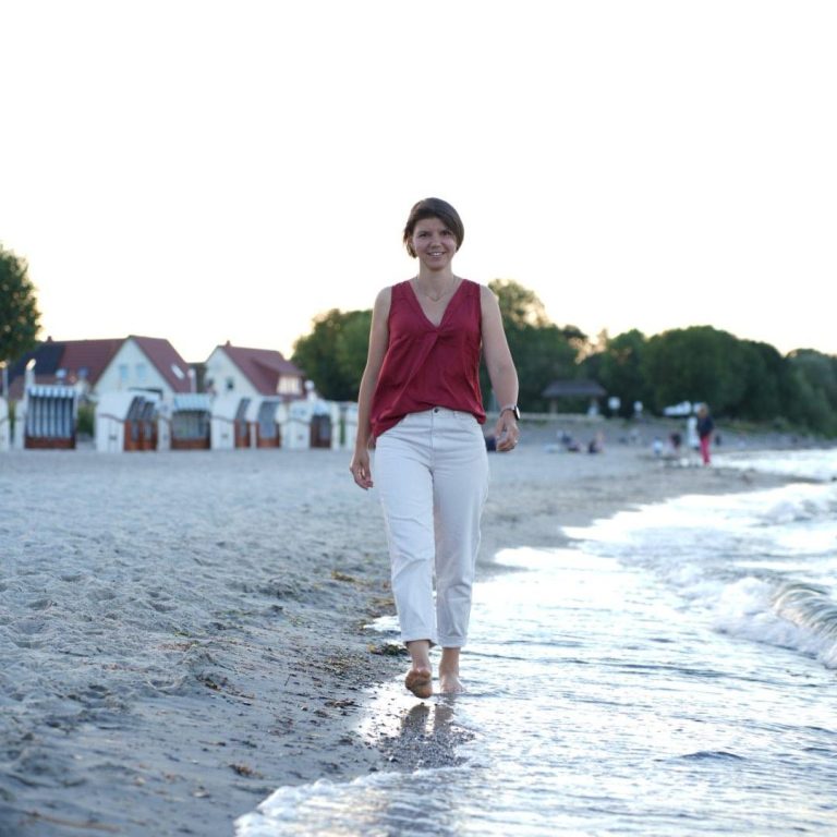 SophieRödiger(2) Sophie Rödiger am Strand, läuft an der Wasserlinie auf Kamera zu