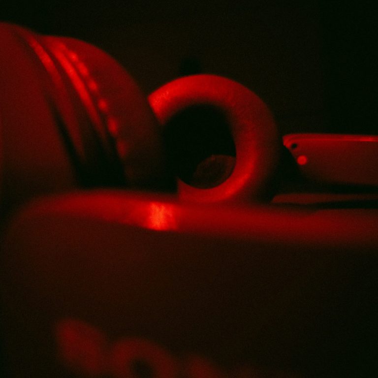 rote Kopfhörer rote Kopfhörer im Licht und Schattenspiel