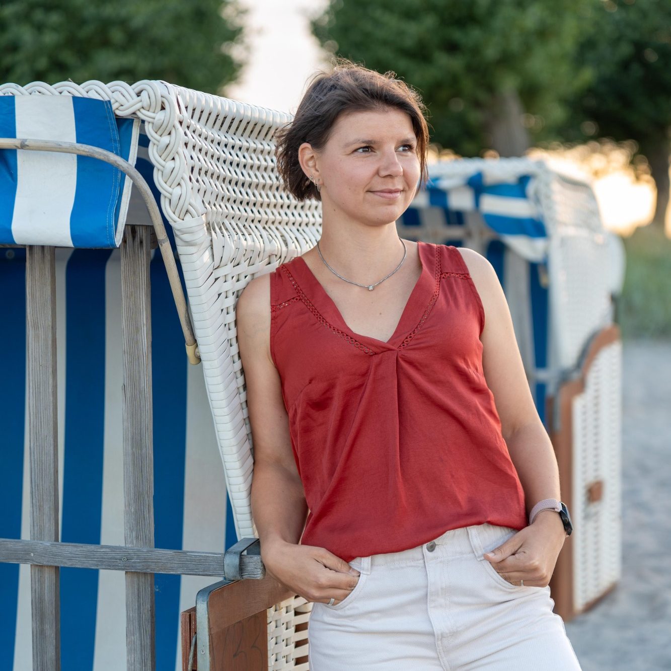 SophieRödiger(5) Sophie Rödiger lehnt mit der Schulter an einem Strandkorb und schaut an der Kamera vorbei in die Ferne
